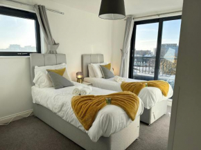 BEST PRICE! - HUGE 3 Bed 2 Bath City Centre Newly Refurbished Apartment, Up to 7 guests - FREE SECURE PARKING - SMART TV - SINGLES OR KING SIZE BEDS
